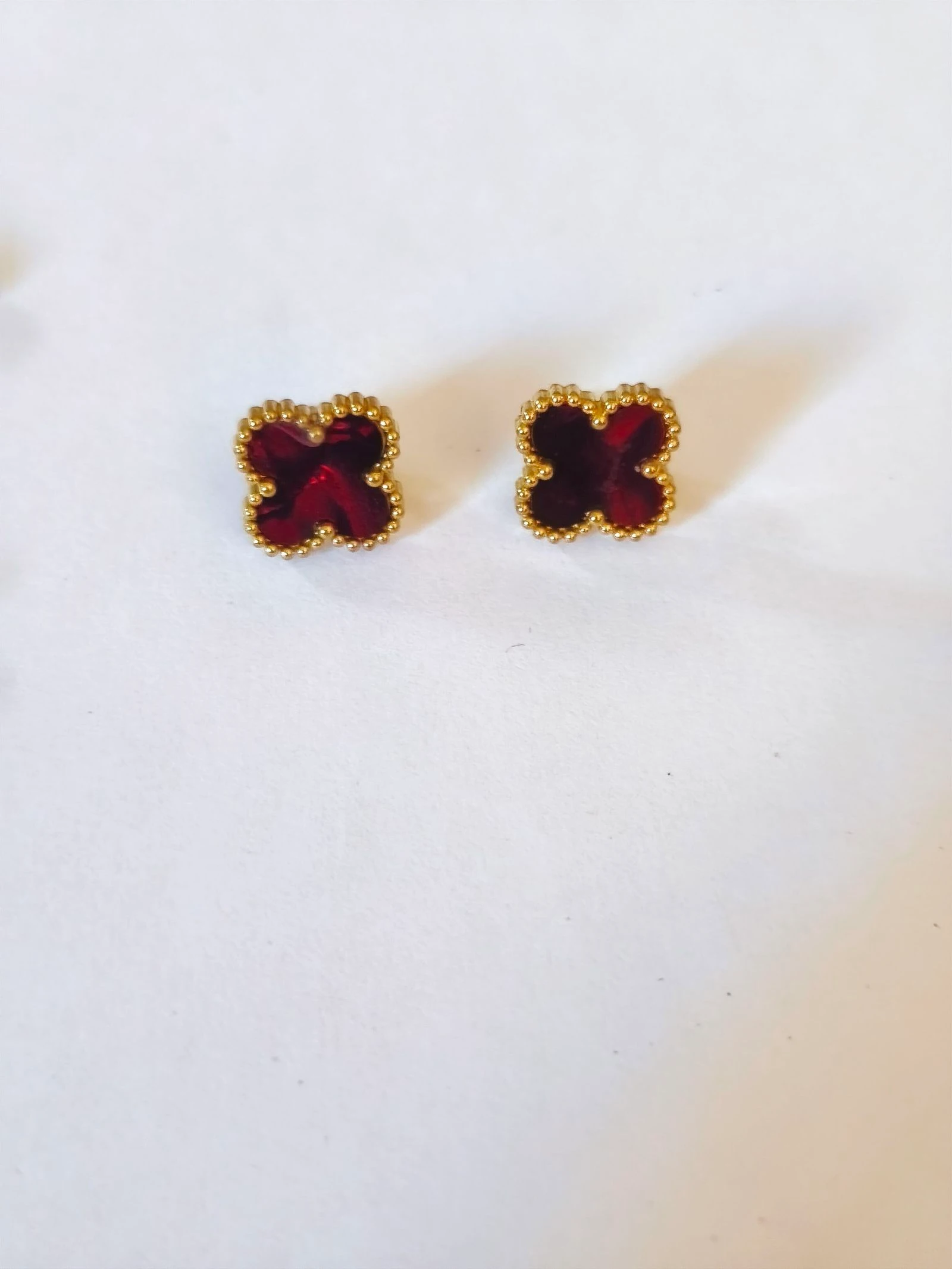 Conjunto de gargantilha, pulseira e brincos de trevo com corrente de aço dourada – photo 11